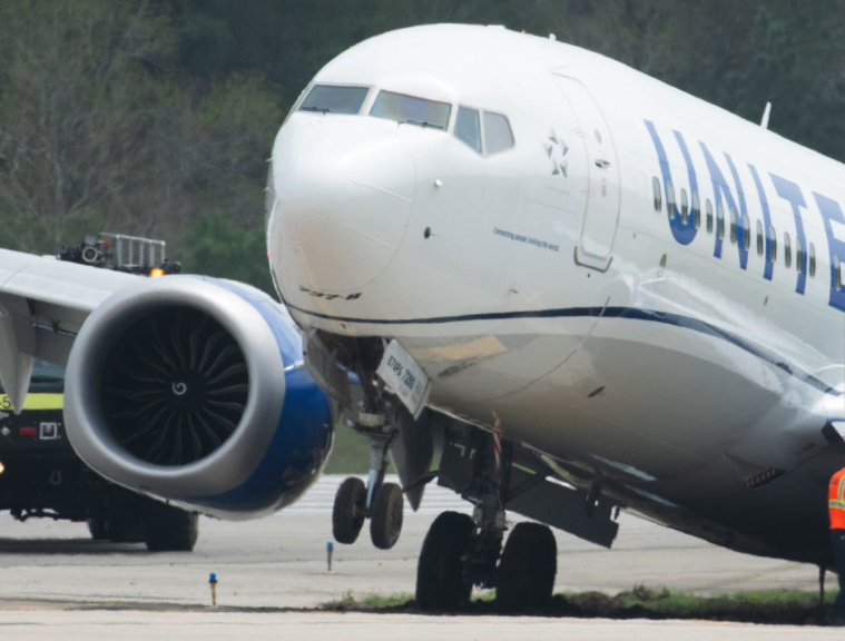 United Airlines airplane suffers a flat tire
